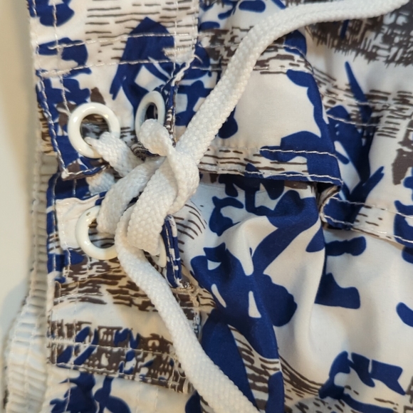 Men Swimming Trunks...Size Medium - Picture 8 of 8